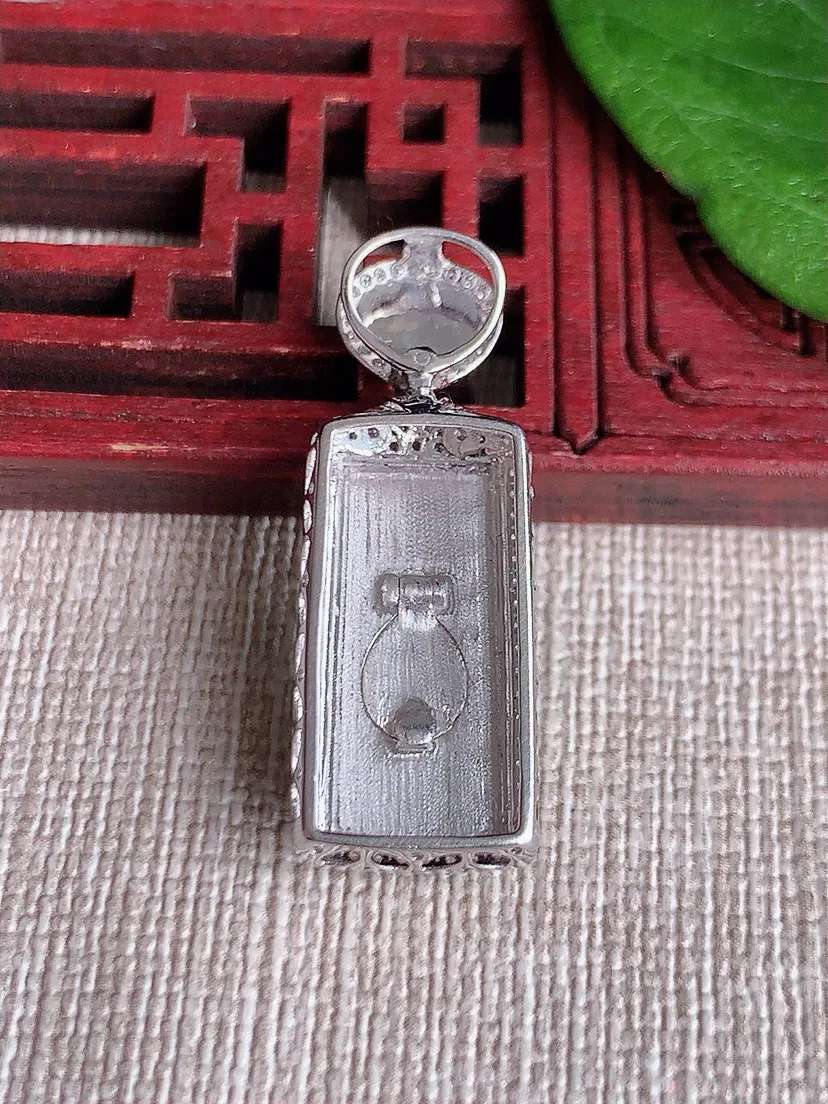 天然A货翡翠18K金伴阳绿无事牌吊坠尺寸31.8×11.3×6.8裸石 19×8m量3.93g 05