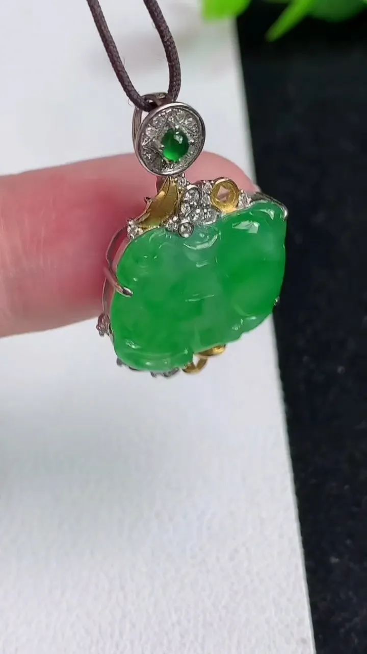 天然A货翡翠马上有钱吊坠，尺寸28.6-14-18.8-6.3，重量:4.10g
5月17日