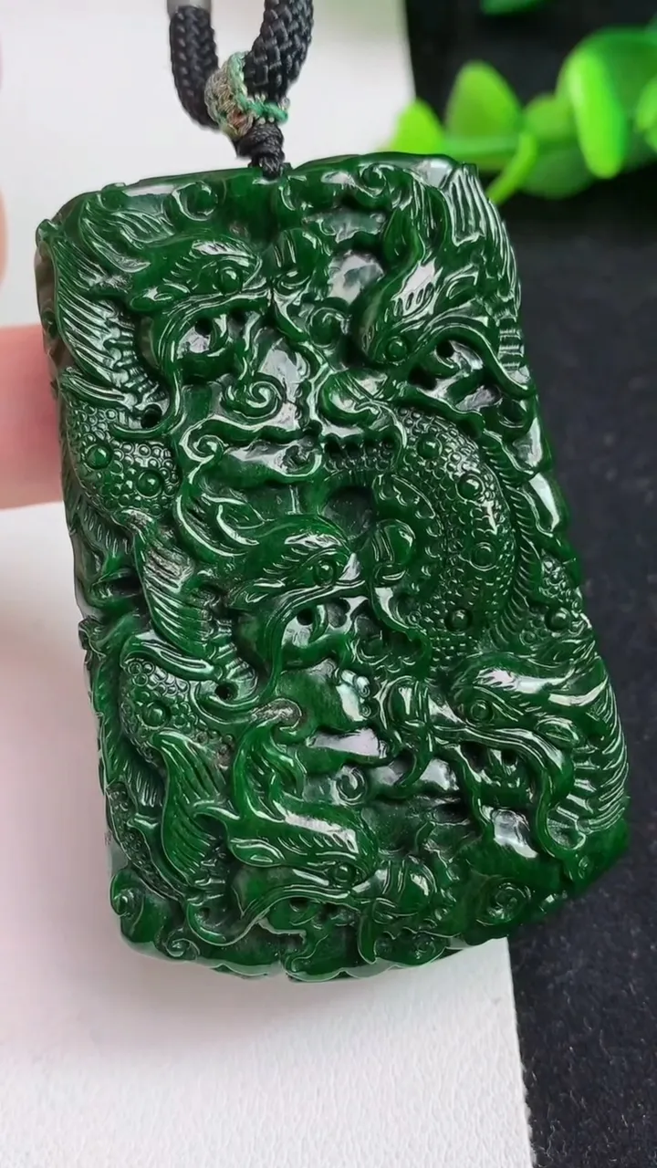 天然A货翡翠九龙至尊 龙牌吊坠，尺寸61.2-39.2-12，重量:61.65g
5月17日