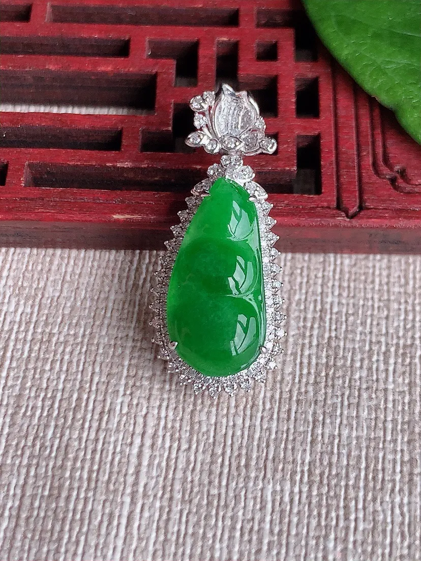 天然A货翡翠18K金伴满绿四季豆福豆平安豆吊坠尺寸30.5×12.5×8.2裸石18×9m量3.88g 0516