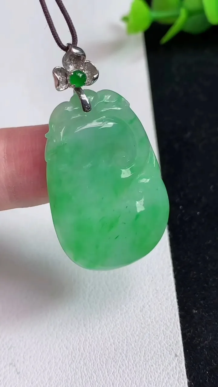 天然A货翡翠如意吊坠，尺寸34.4-23-3.4，重量:6.60g
5月17日