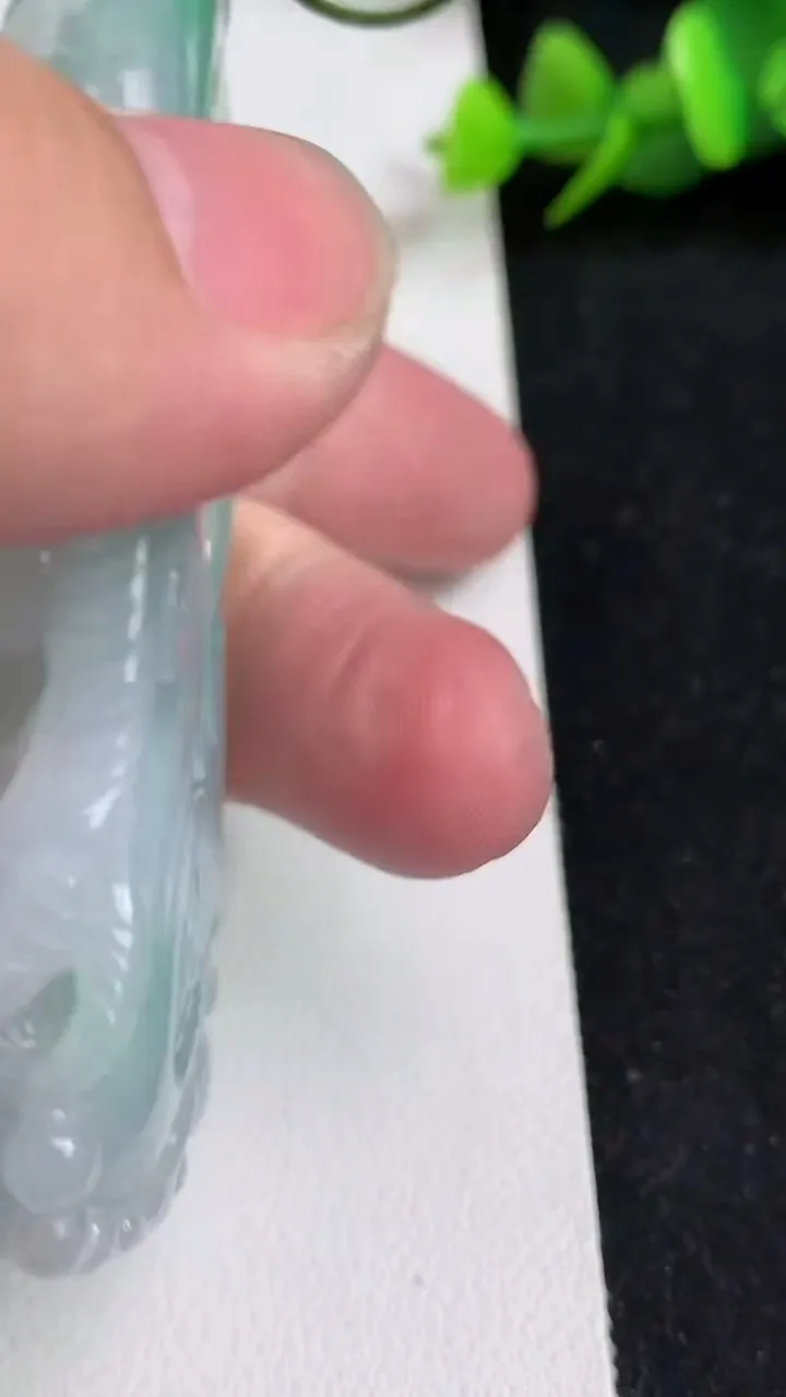 天然A货翡翠龙牌吊坠，尺寸72-37-12.4，重量:64.58g
5月17日
