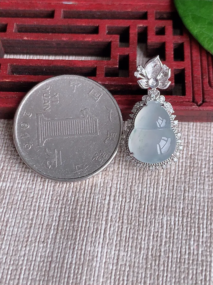 天然A货翡翠18K金伴飘花葫芦吊坠尺寸25.2×13.4×9裸石12.8×10m量2.75g 0516