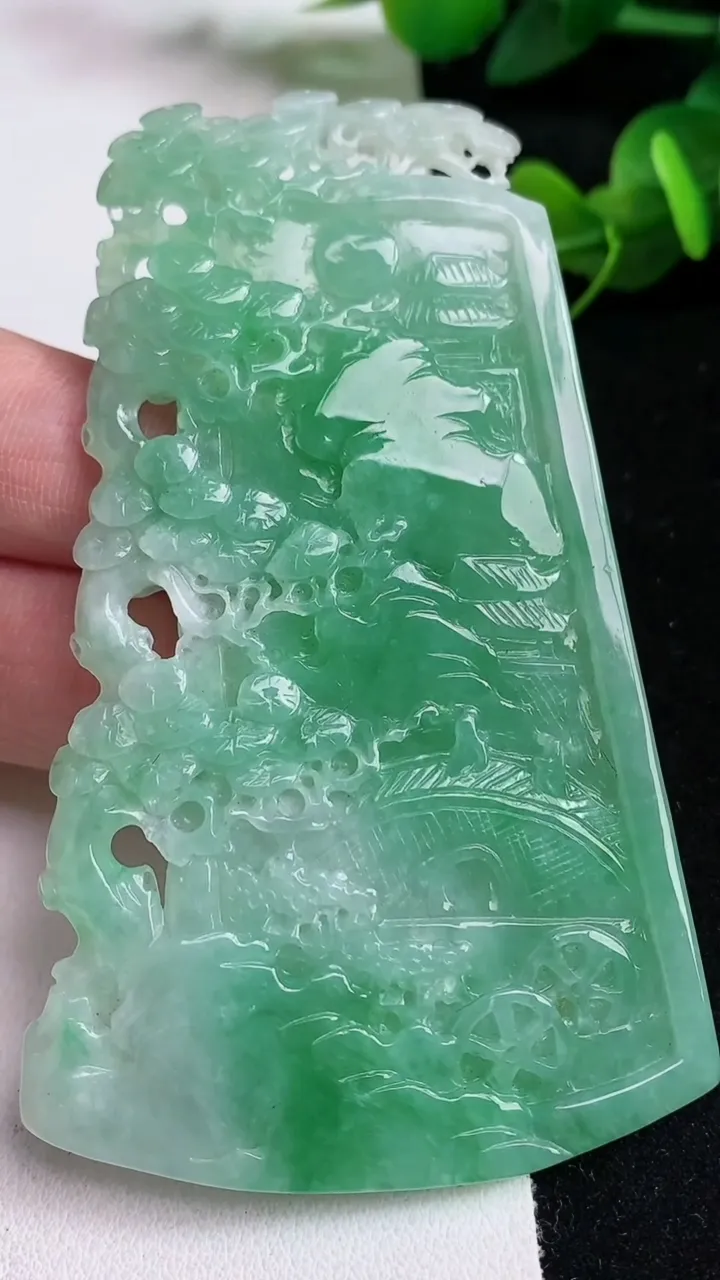 天然A货翡翠山水牌吊坠，尺寸84.6-51-5，重量:43.37g
5月17日