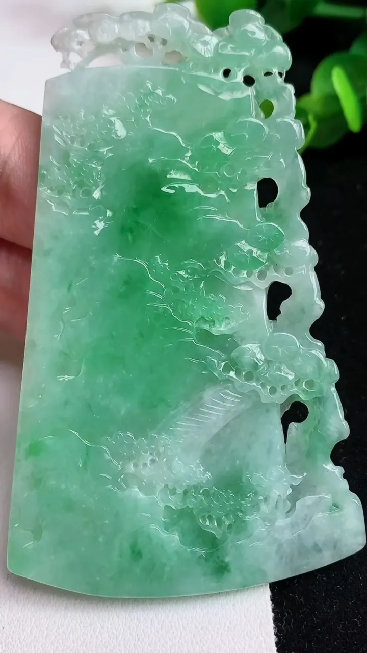 天然A货翡翠山水牌吊坠，尺寸84.6-51-5，重量:43.37g
5月17日