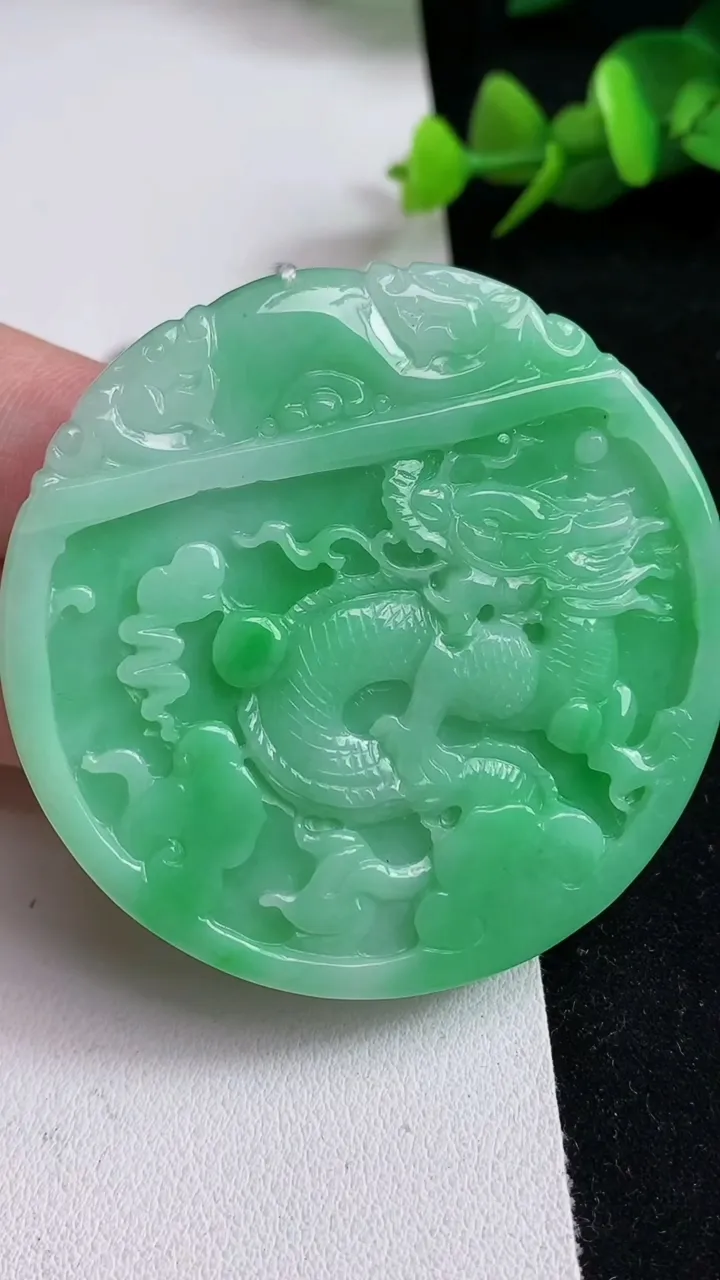 天然A货翡翠龙牌吊坠，尺寸54-6，重量:40.69g
5月17日