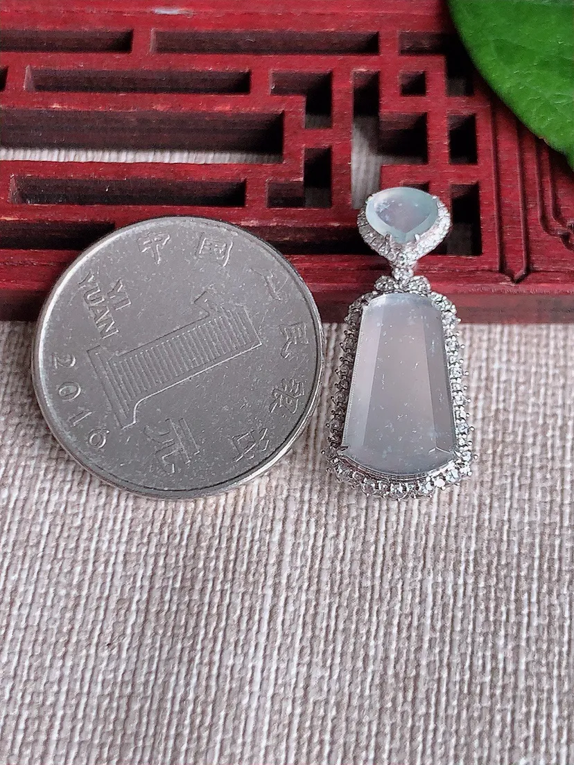 天然A货翡翠18K金伴白月光无事牌吊坠尺寸27×12.3×7.7裸石14.4×8.6m量2.47g 0516