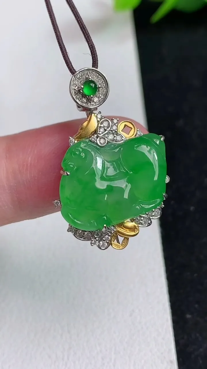 天然A货翡翠马上有钱吊坠，尺寸28.6-14-18.8-6.3，重量:4.10g
5月17日