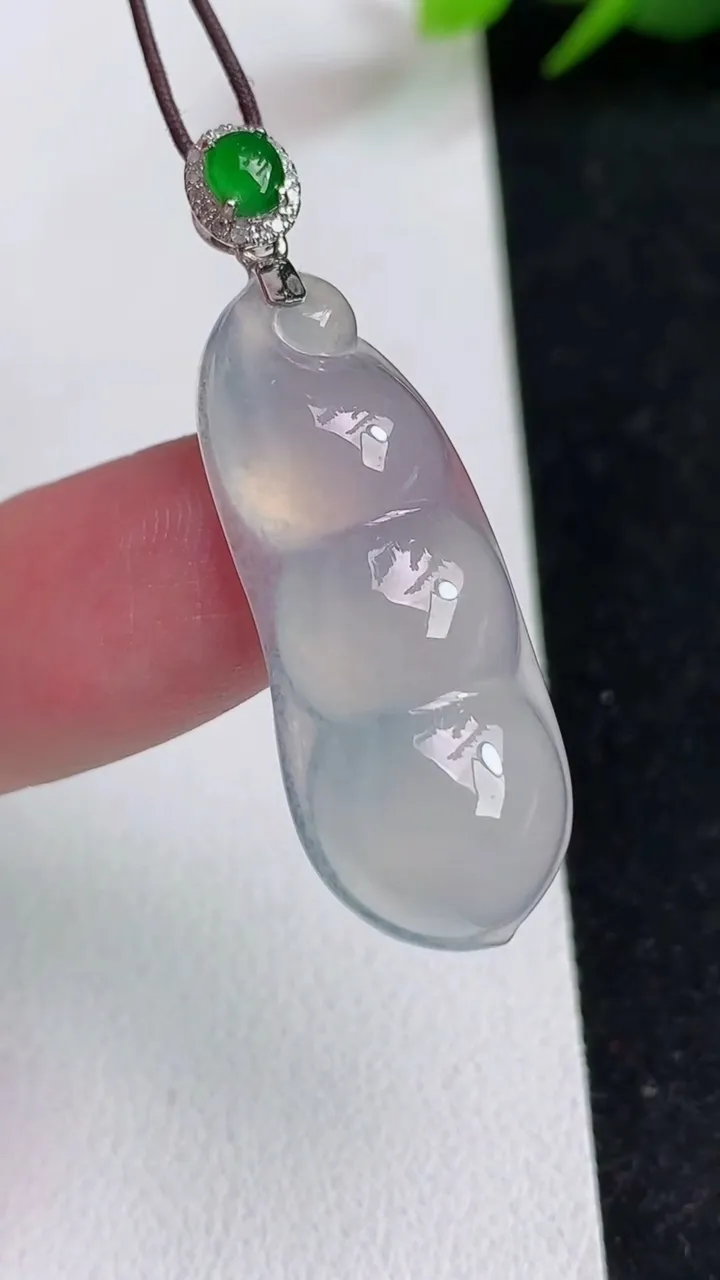 天然A货翡翠白冰福豆吊坠，尺寸32.8-13.3-6，重量:5.26g
5月17日