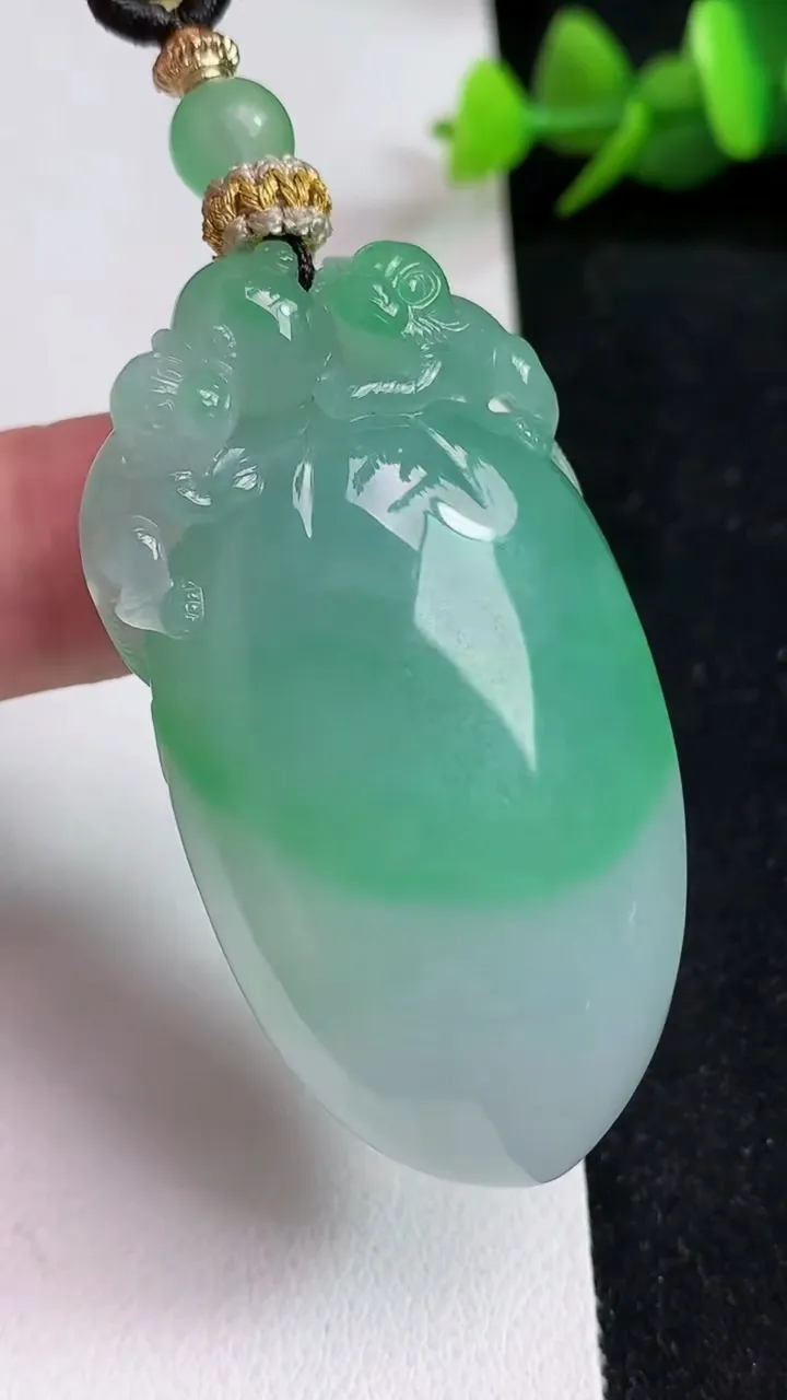 天然A货翡翠灵猴献瑞 福瓜吊坠，尺寸52.2-28-15.6，重量:44.50g
5月17日