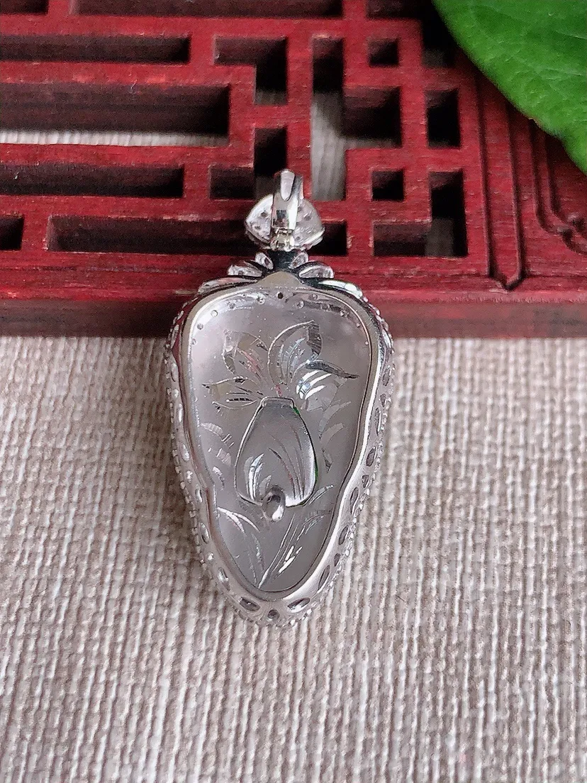 天然A货翡翠18K金伴满绿叶子金枝玉叶吊坠尺寸32.7×15.6×6.8裸石21×12m量4.72g