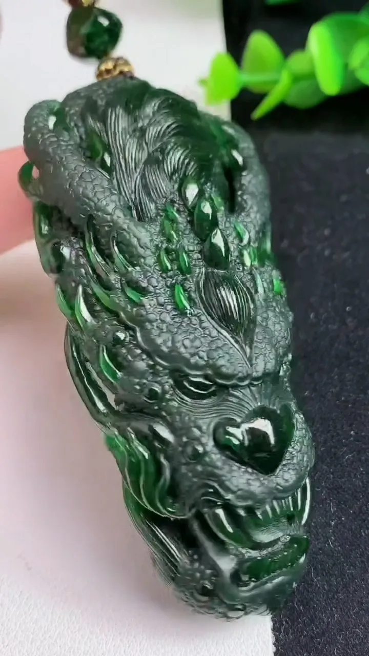 天然A货翡翠老蓝水龙牌吊坠，尺寸78.4-36.8-17.3，重量:89.09g
5月17日