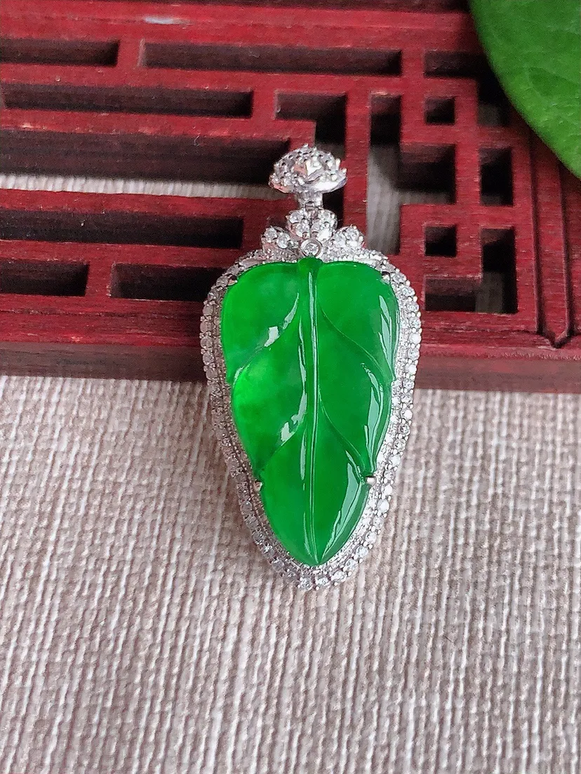 天然A货翡翠18K金伴满绿叶子金枝玉叶吊坠尺寸32.7×15.6×6.8裸石21×12m量4.72g 0516