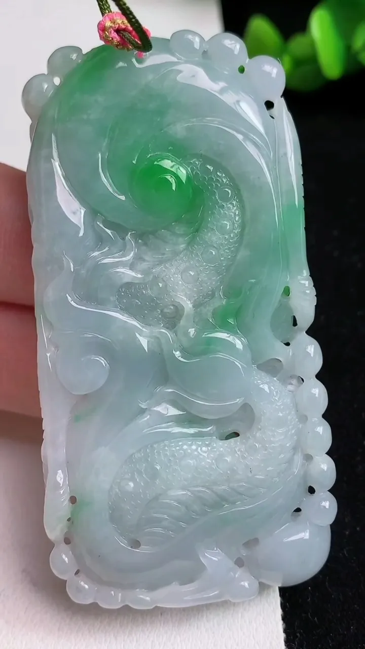 天然A货翡翠龙牌吊坠，尺寸72-37-12.4，重量:64.58g
5月17日
