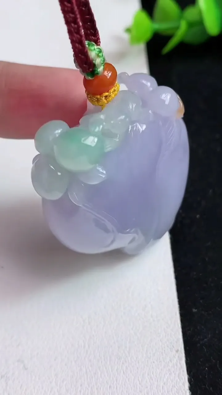 天然A货翡翠三彩寿桃吊坠，尺寸49-37-14.6，重量:55.29g
5月17日