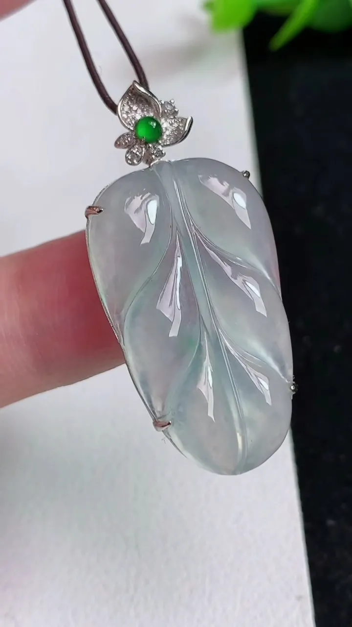 天然A货翡翠白冰金枝玉叶 叶子吊坠，尺寸29.8-17.8-7.2，重量:5.21g
5月17日