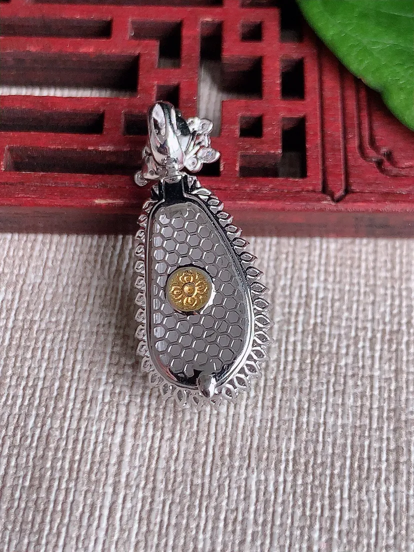 天然A货翡翠18K金伴满绿四季豆福豆平安豆吊坠尺寸30.5×12.5×8.2裸石18×9m量3.88