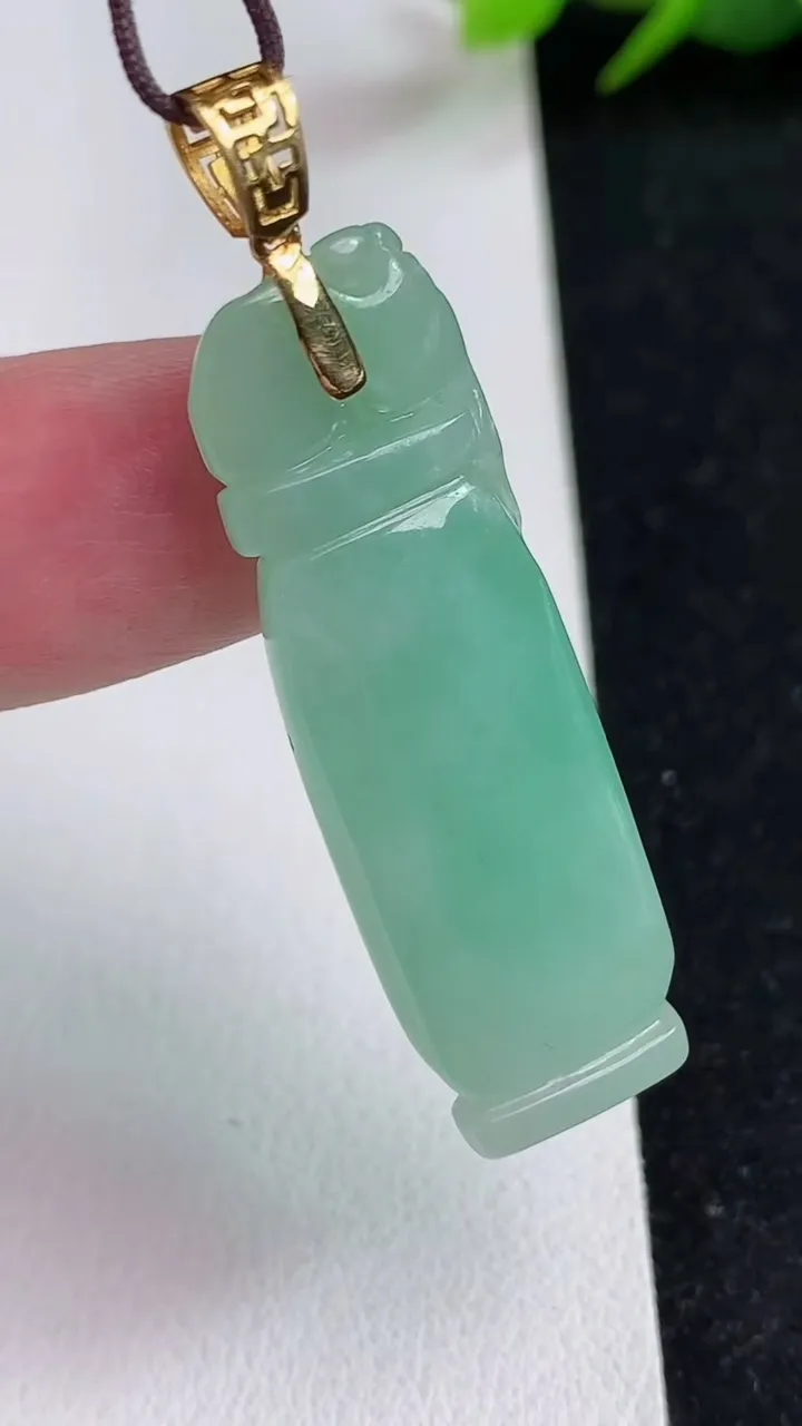 天然A货翡翠花瓶吊坠，尺寸38.3-12.5-7.6，重量:8.42g
5月17日