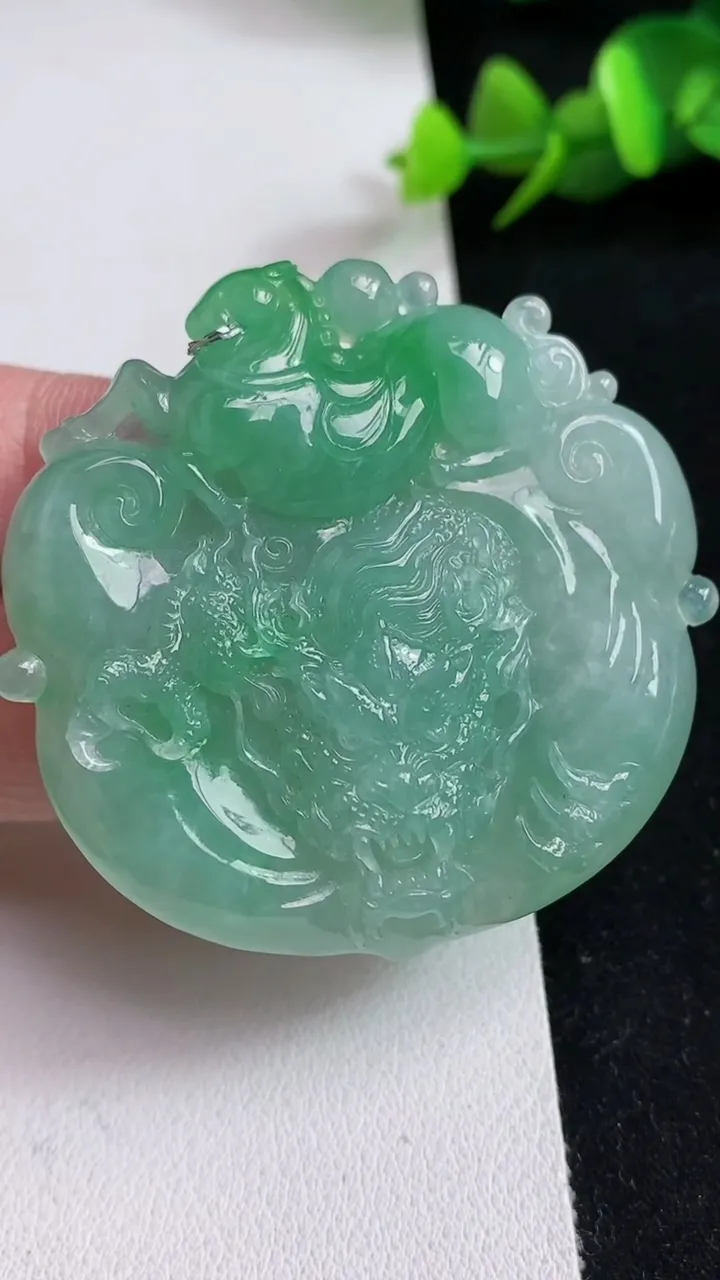 天然A货翡翠龙马精神吊坠，尺寸48.7-49.7-8.4，重量:32.13g
5月17日