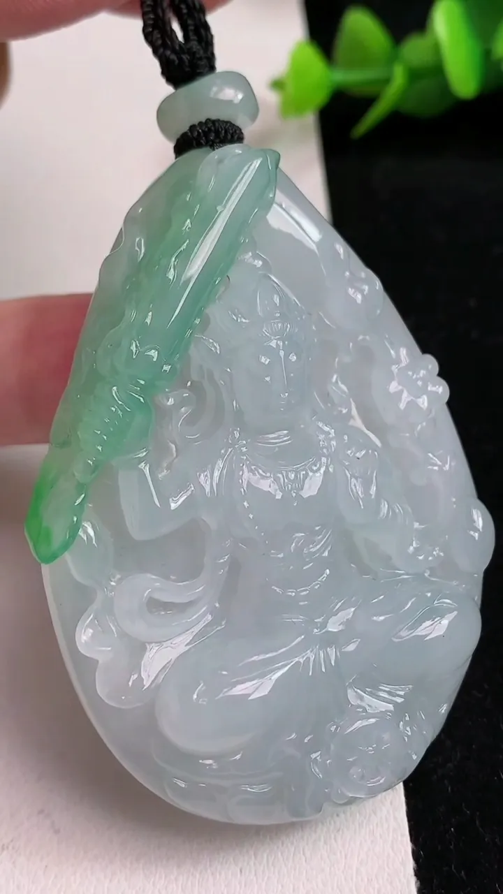 天然A货翡翠虚空藏观音菩萨吊坠，尺寸61-43.4-10.5，重量:54.38g
5月17日