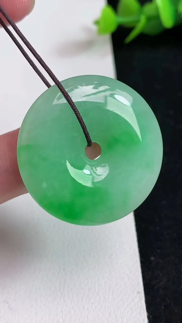 天然A货翡翠平安扣吊坠，尺寸32-6，重量:12.83g
5月17日