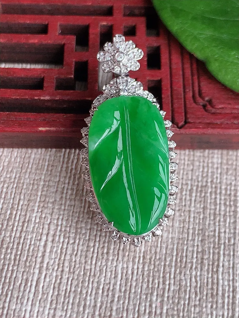 天然A货翡翠18K金伴阳绿叶子金枝玉叶吊坠尺寸34.5×15.3×9.4裸石22×12.5m量4.50g 0516