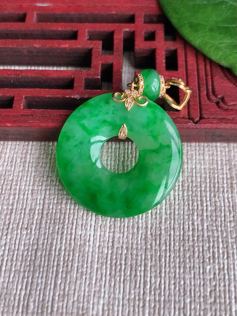 天然A货翡翠18K金伴阳绿平安环吊坠尺寸37×23.3×2.7m量4.34g 0516