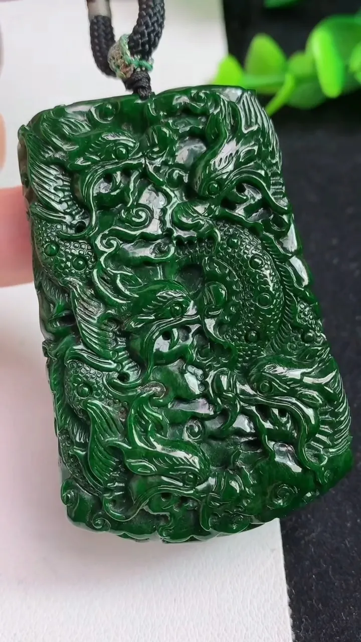 天然A货翡翠九龙至尊 龙牌吊坠，尺寸61.2-39.2-12，重量:61.65g
5月17日