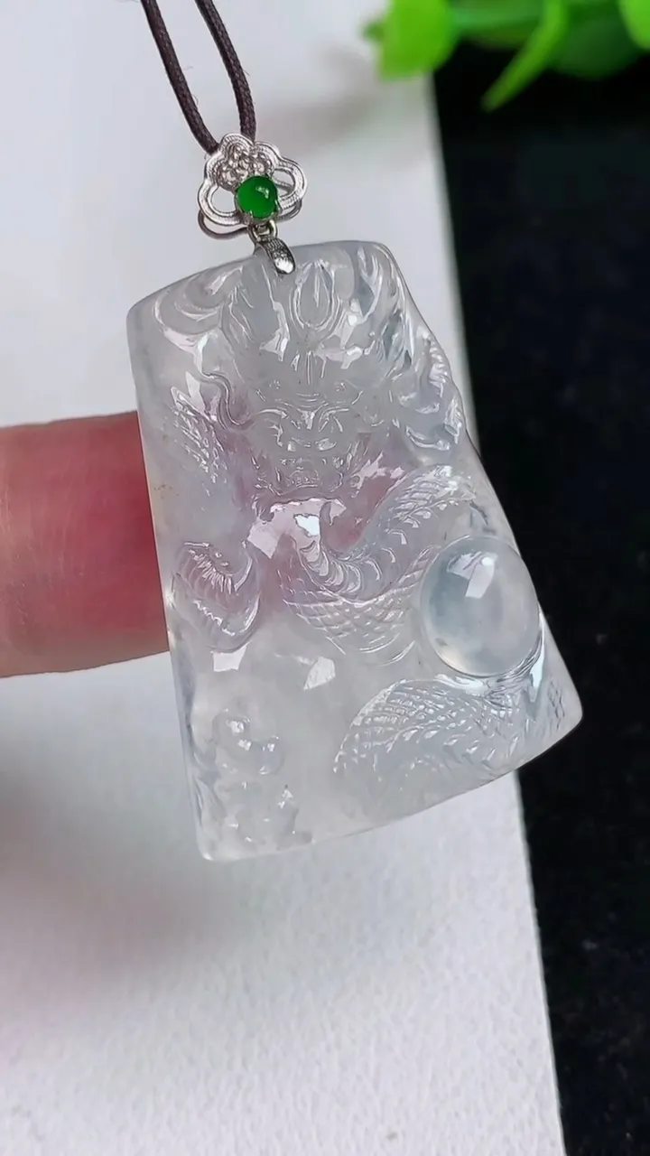 天然A货翡翠白冰龙牌吊坠，尺寸32.8-25-4.3，重量:7.50g
5月17日