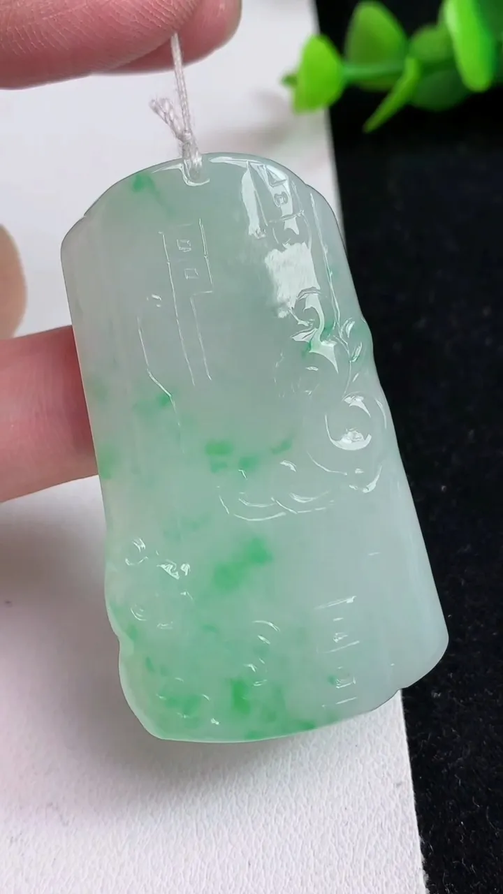 天然A货翡翠仿古牌吊坠，尺寸51.5-29.2-4.6，重量:18.18g
5月17日