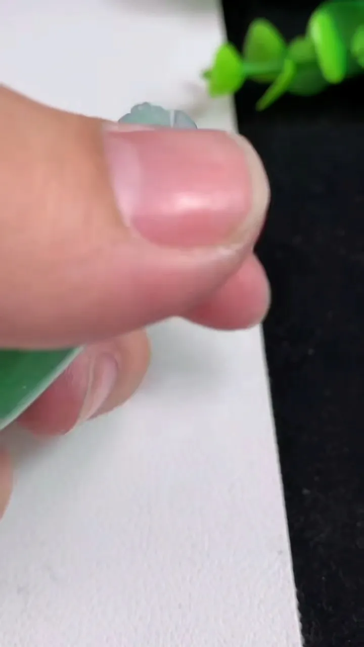 天然A货翡翠观音菩萨吊坠，尺寸50-9，重量:45.20g
5月17日