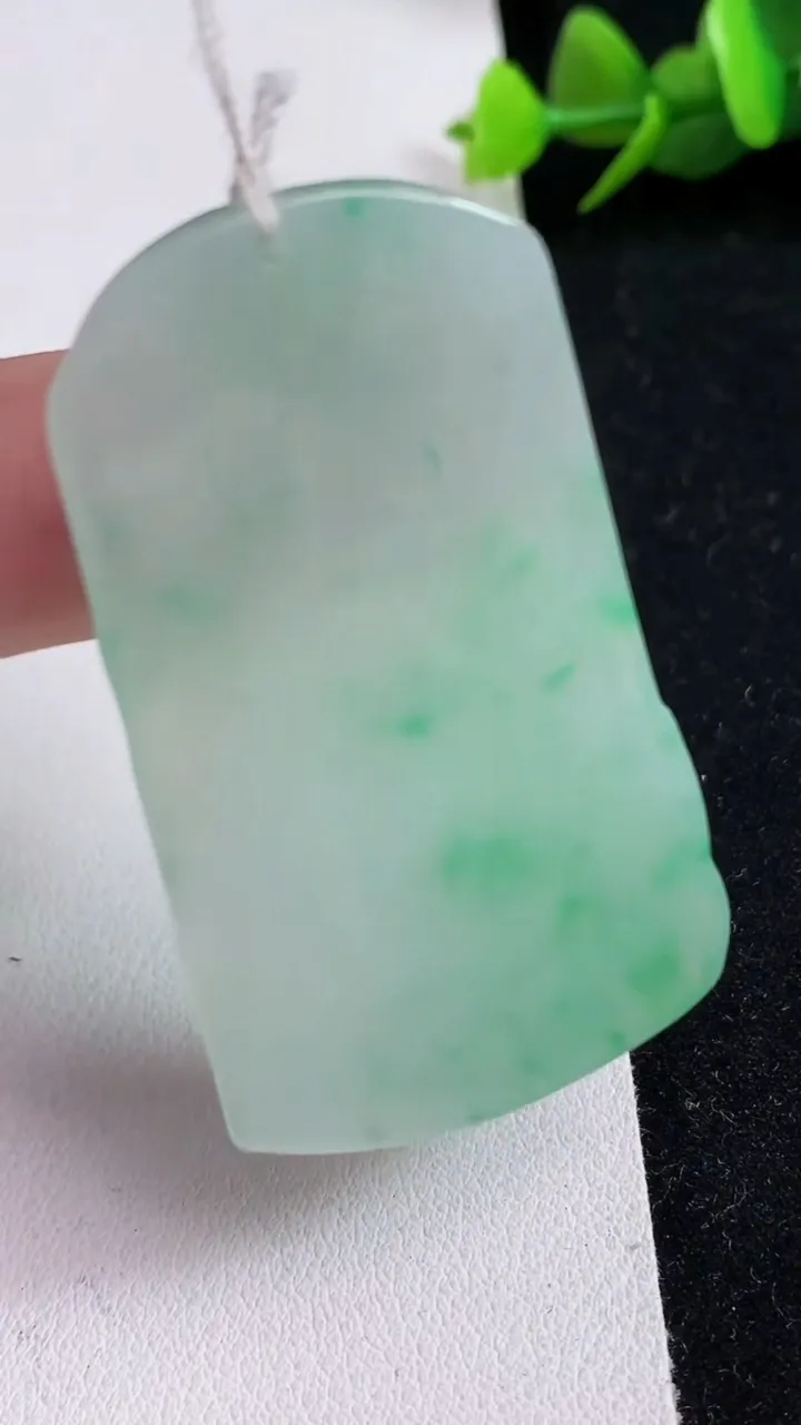 天然A货翡翠仿古牌吊坠，尺寸51.5-29.2-4.6，重量:18.18g
5月17日