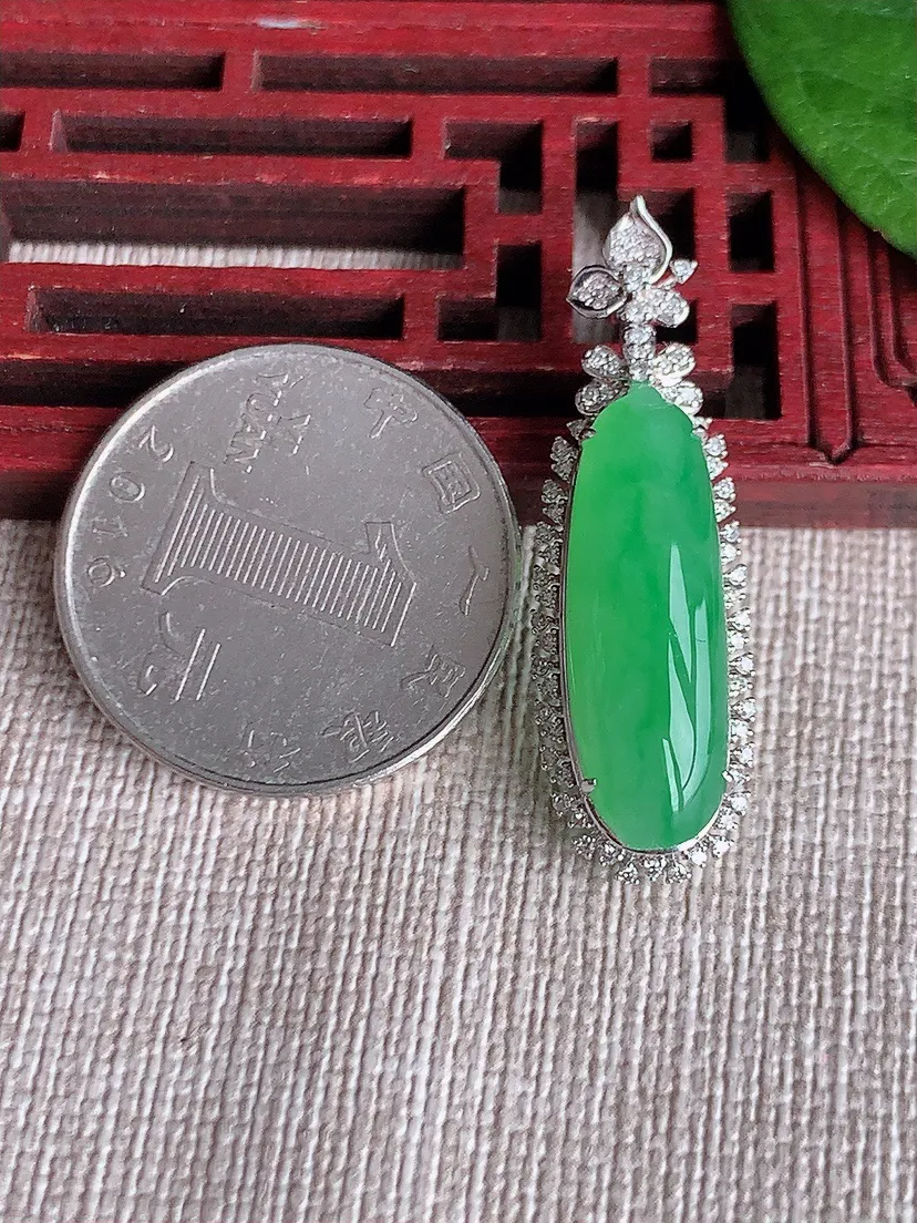 天然A货翡翠18K金伴满绿福瓜吊坠尺寸35.8×11×10裸石23.4×7.7m量4.50g 0516