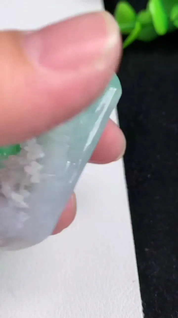 天然A货翡翠山水牌吊坠，尺寸50.3-38.2-10.2，重量:39.60g
5月17日