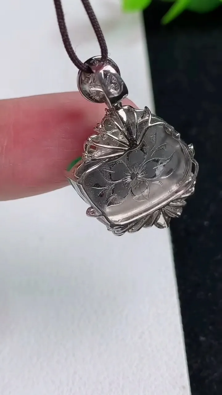 天然A货翡翠马上有钱吊坠，尺寸28.6-14-18.8-6.3，重量:4.10g
5月17日