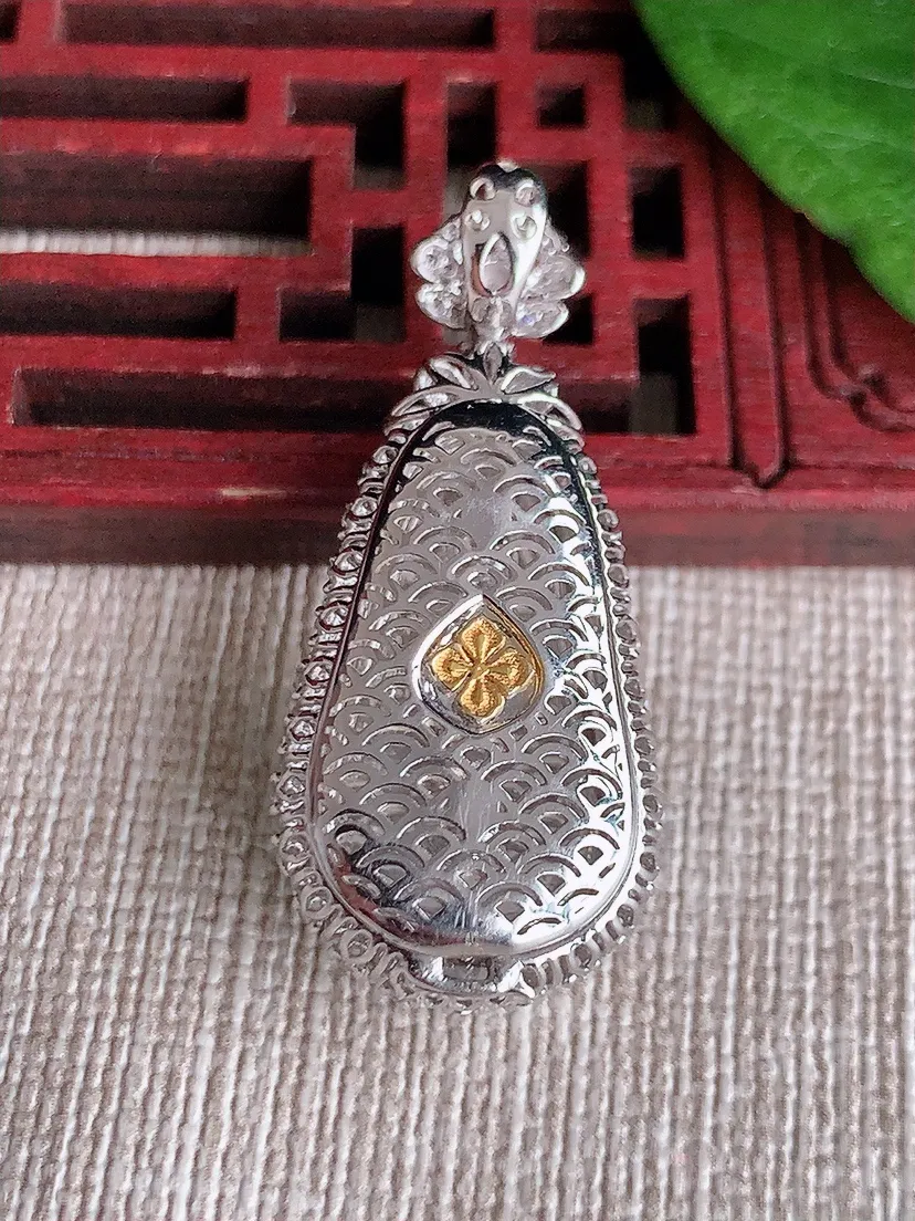 天然A货翡翠18K金伴飘花叶子金枝玉叶吊坠尺寸35.8×15.8×10.6裸石22×12m量6.55