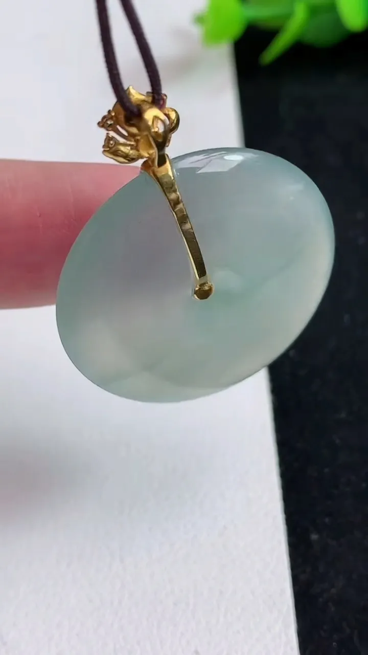 天然A货翡翠平安扣吊坠，尺寸29.2-4.8，重量:9.29g
5月17日