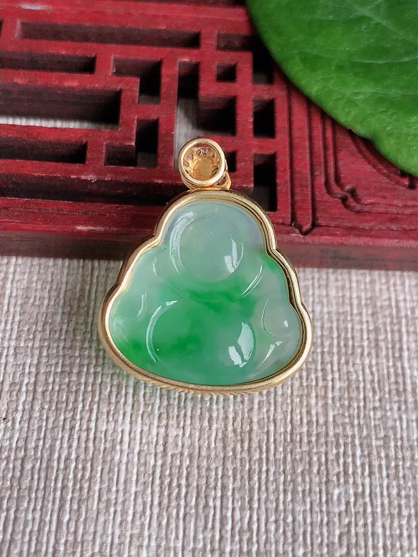 天然A货翡翠18K金伴飘绿佛公吊坠尺寸25.6×21×7裸石18.4×19.3m量4.11g 051
