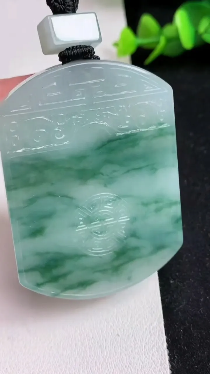 天然A货翡翠飘花仿古无事牌吊坠，尺寸54.6-41-5.7，重量:43.03g
5月17日