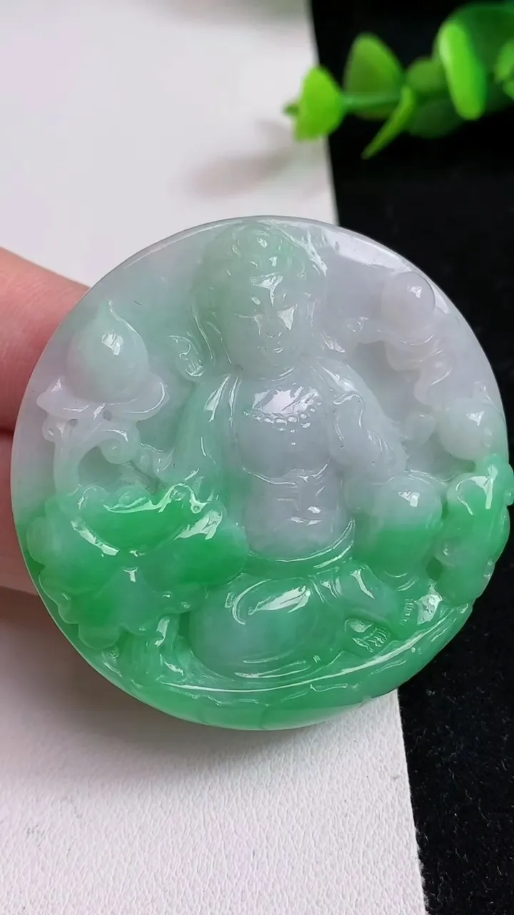 天然A货翡翠观音菩萨吊坠，尺寸50-9，重量:45.20g
5月17日