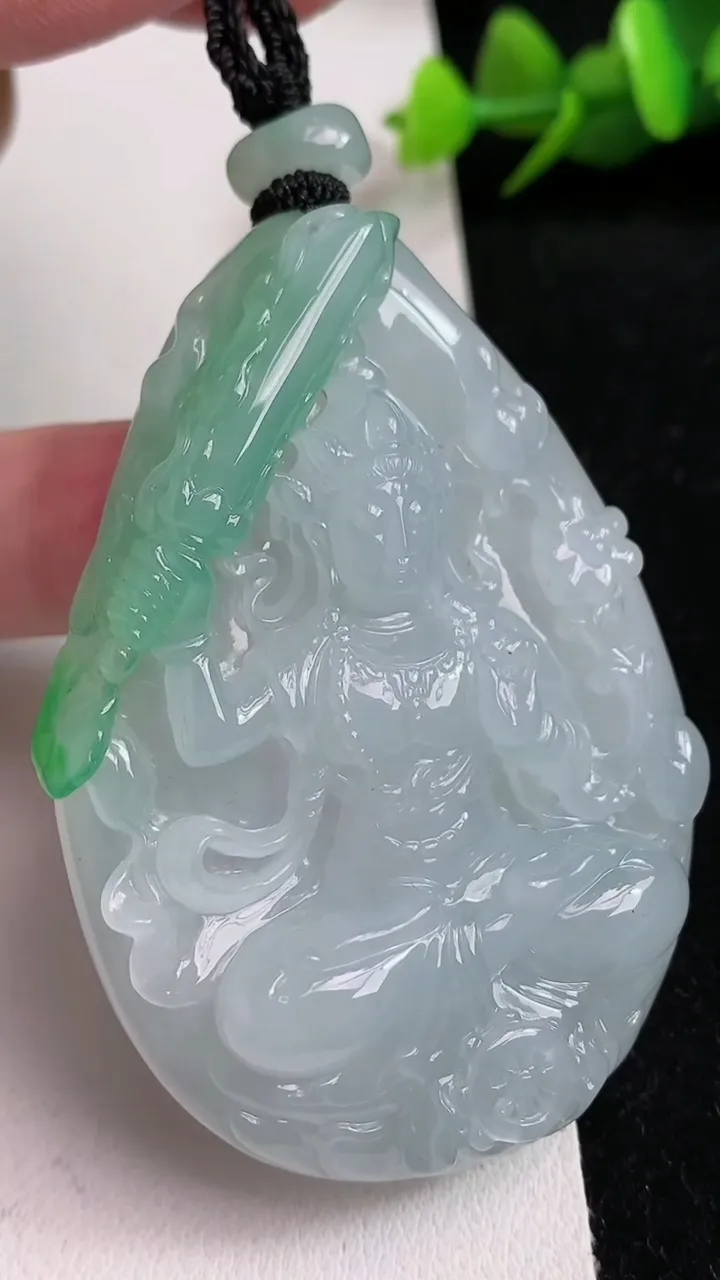 天然A货翡翠虚空藏观音菩萨吊坠，尺寸61-43.4-10.5，重量:54.38g
5月17日