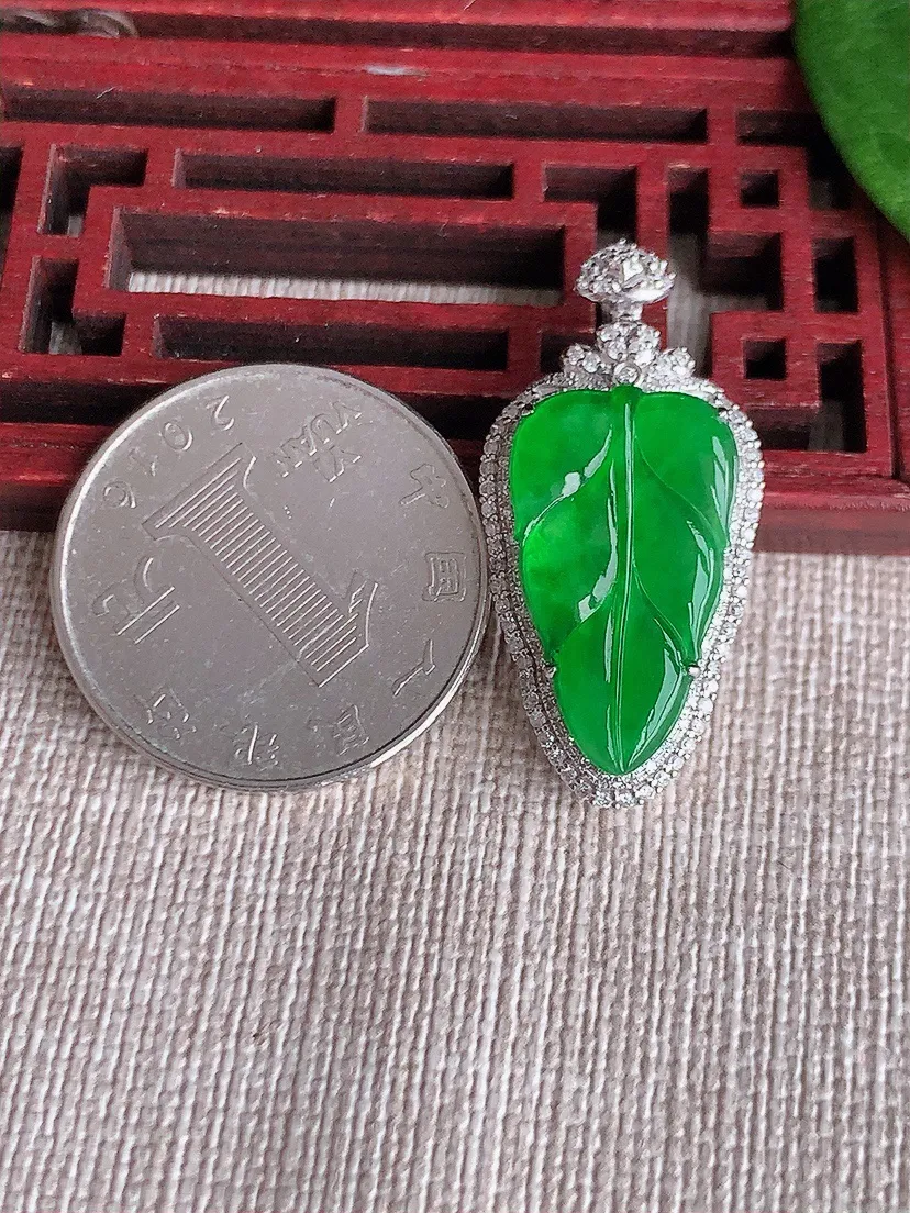 天然A货翡翠18K金伴满绿叶子金枝玉叶吊坠尺寸32.7×15.6×6.8裸石21×12m量4.72g 0516