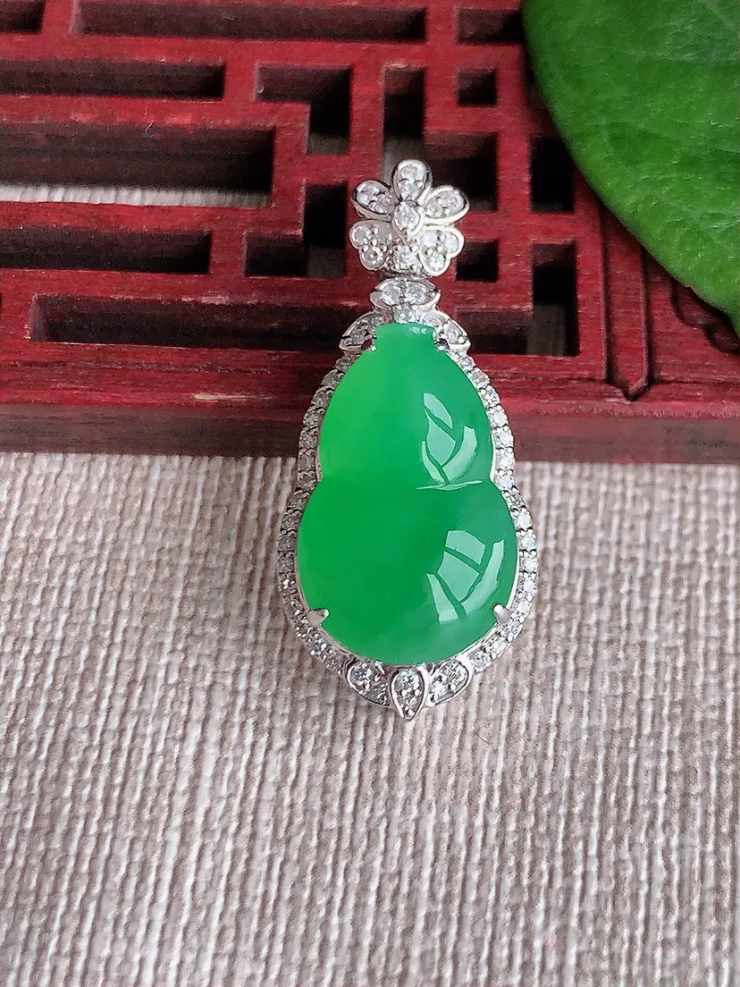 天然A货翡翠18K金伴阳绿葫芦吊坠尺寸29.6×13×8.7裸石17×10.8m量4.23g 0516