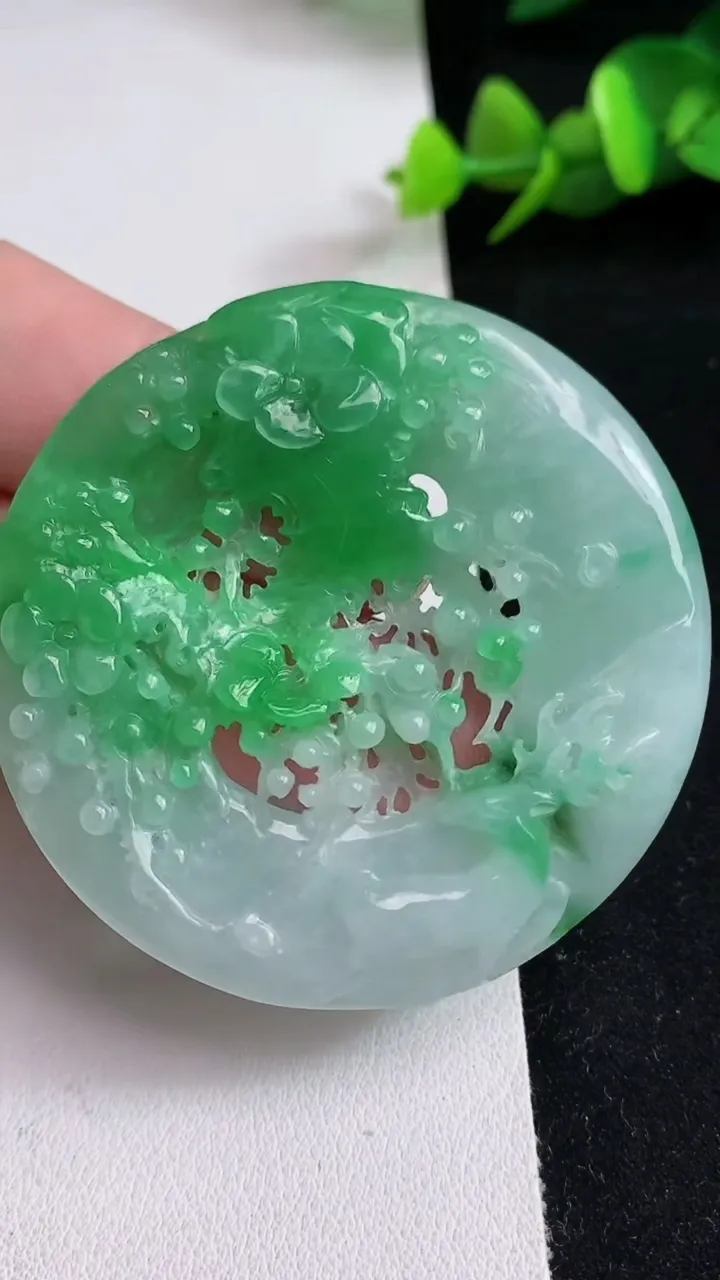 天然A货翡翠梅花鹿吊坠，尺寸52.4-6.7，重量:27.63g
5月17日