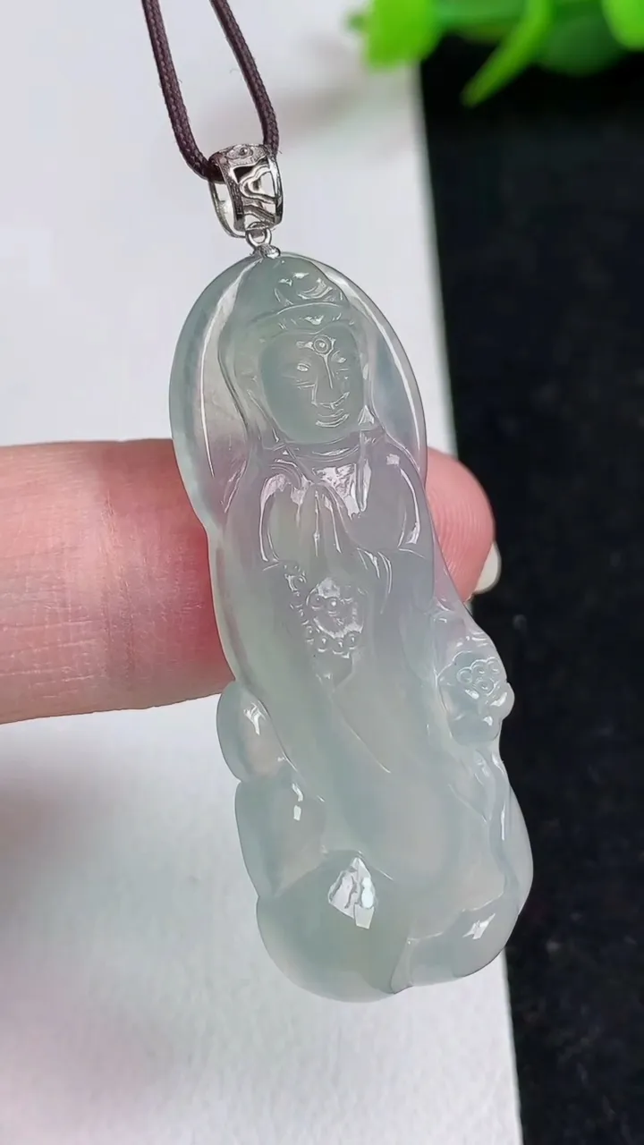 天然A货翡翠白冰观音菩萨吊坠，尺寸40-16-5.3，重量:7.25g
5月17日