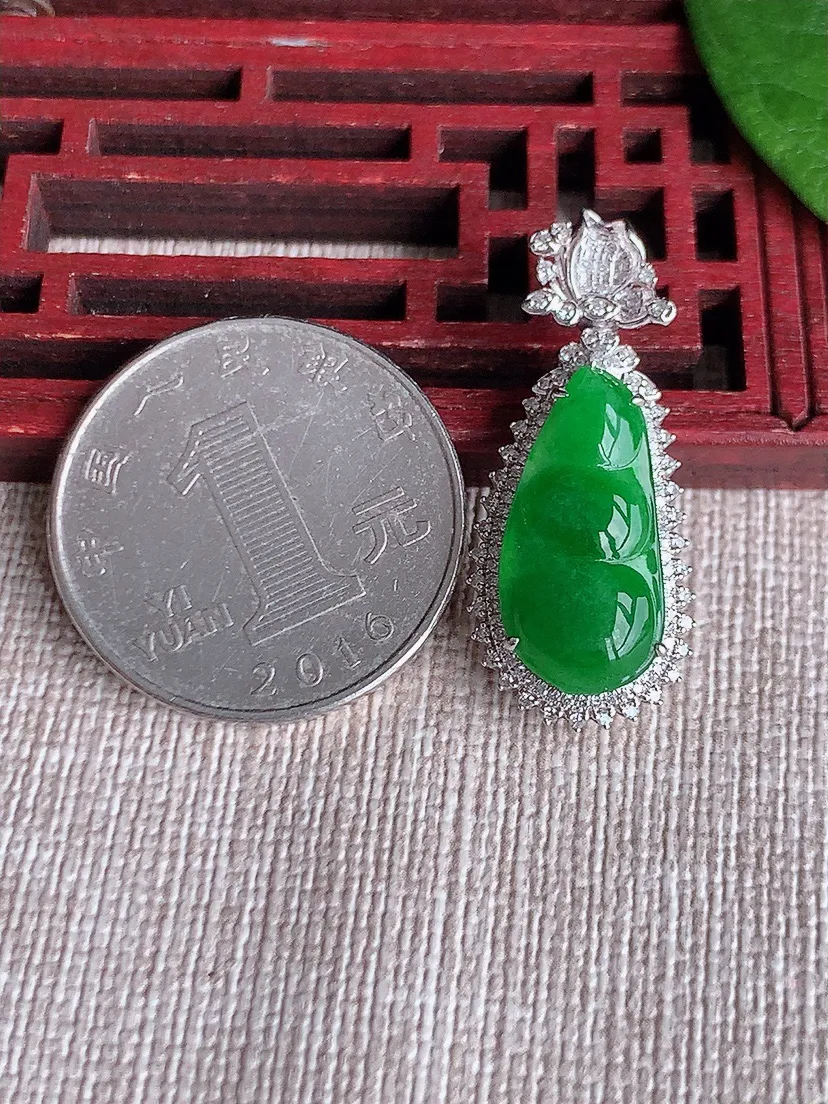 天然A货翡翠18K金伴满绿四季豆福豆平安豆吊坠尺寸30.5×12.5×8.2裸石18×9m量3.88g 0516