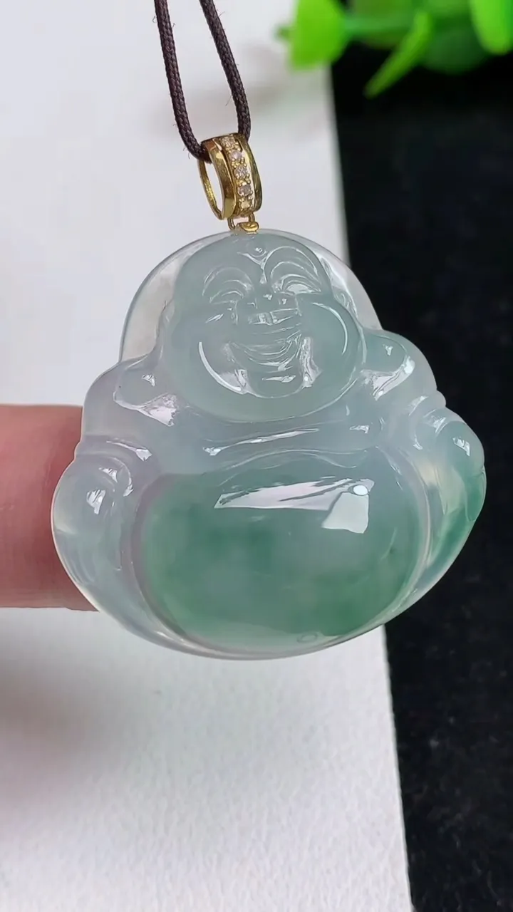 天然A货翡翠飘花佛公吊坠，尺寸30.5-32-6，重量:8.90g
5月17日