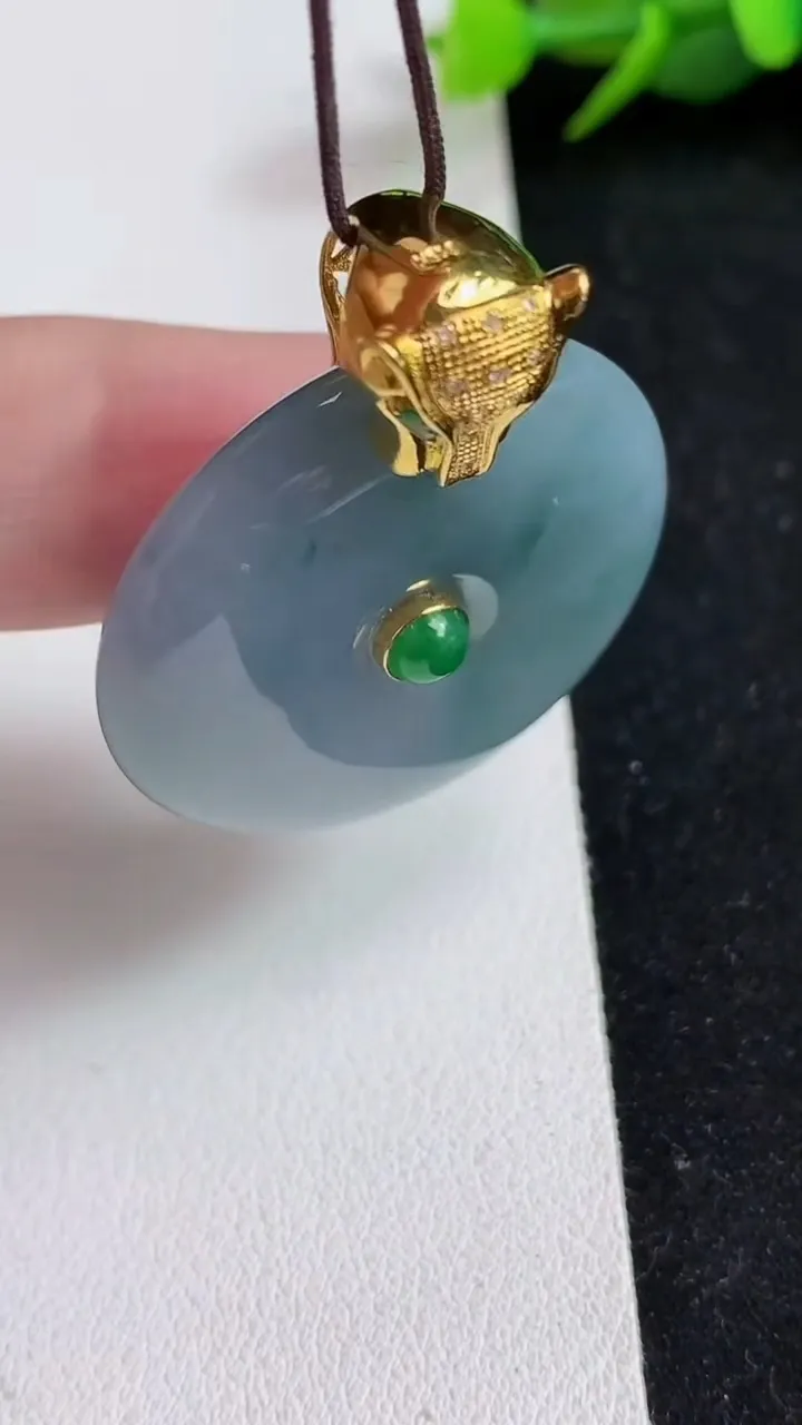 天然A货翡翠k金紫罗兰 飘花平安扣吊坠，尺寸32.4-7.4，重量:18.35g
5月17日
