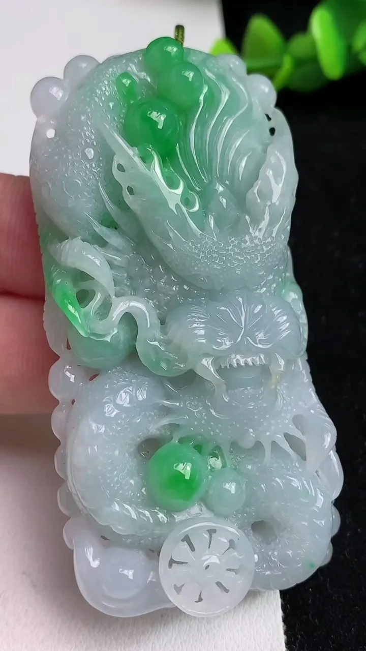 天然A货翡翠龙牌吊坠，尺寸72-37-12.4，重量:64.58g
5月17日