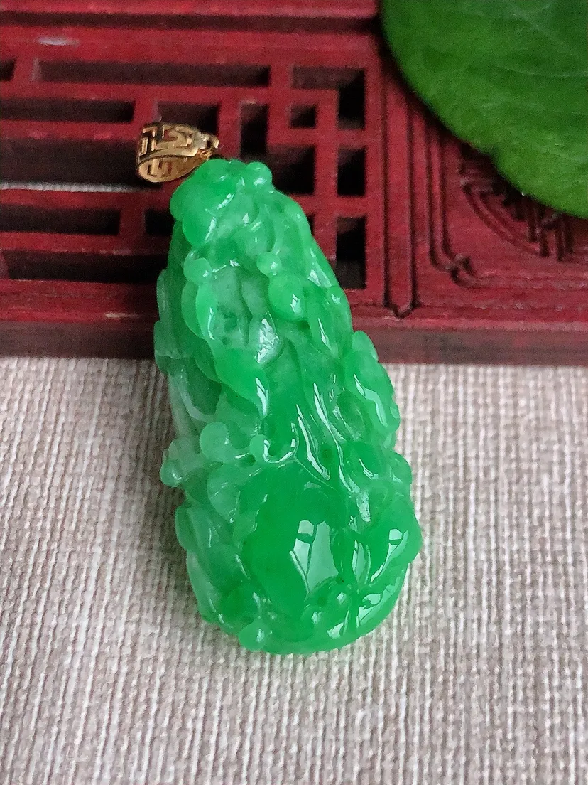 天然A货翡翠18K金扣头满绿白菜吊坠 尺寸39×18.3×10.4m量10.79g 0517